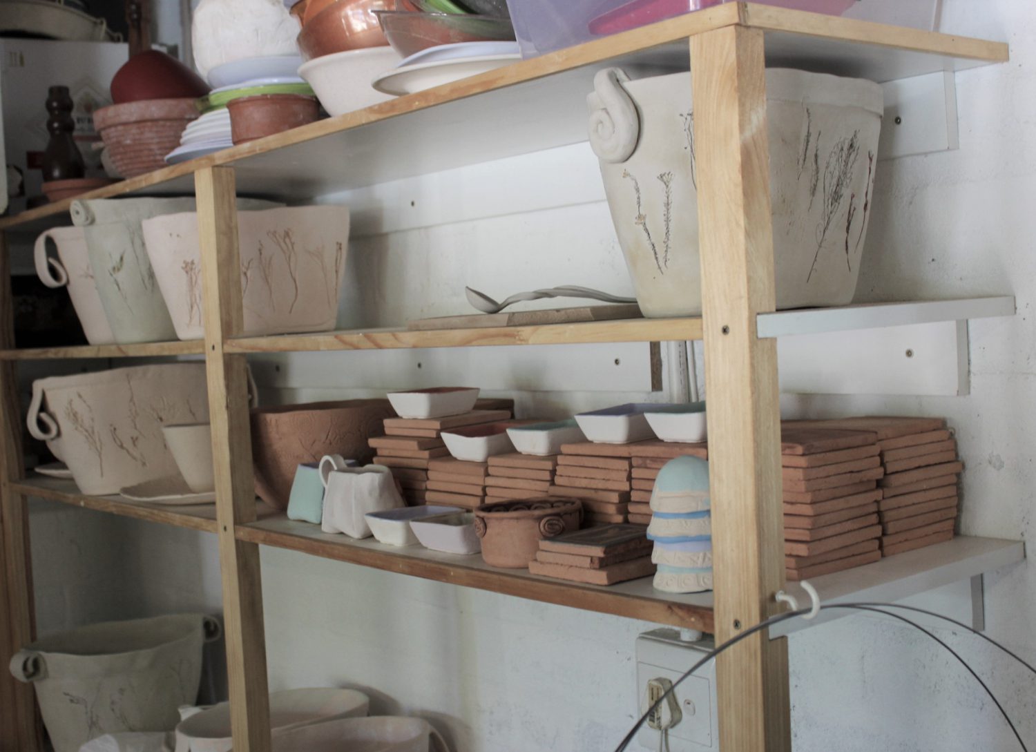 Kiln shelf with bone-dry ceramics